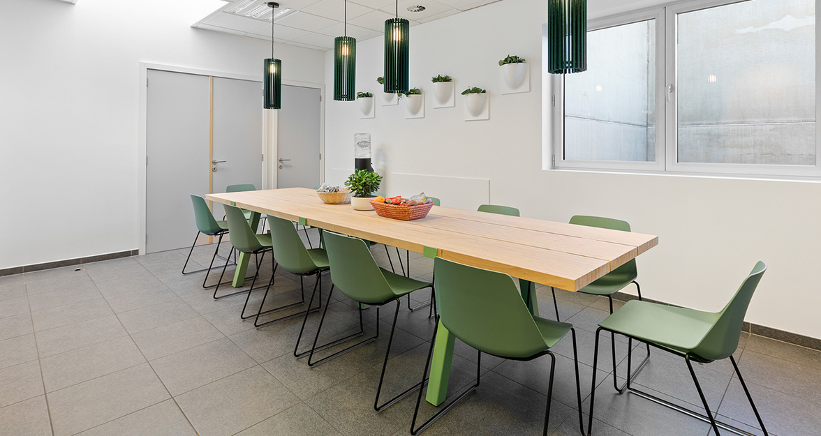 houten tafel met groene stoelen, vilten lampen in eetzaal, eettafel